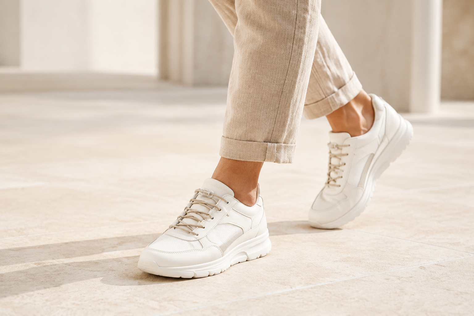 Sneaker casual con lacci elastici WN LACE beige indossate nel tempo libero